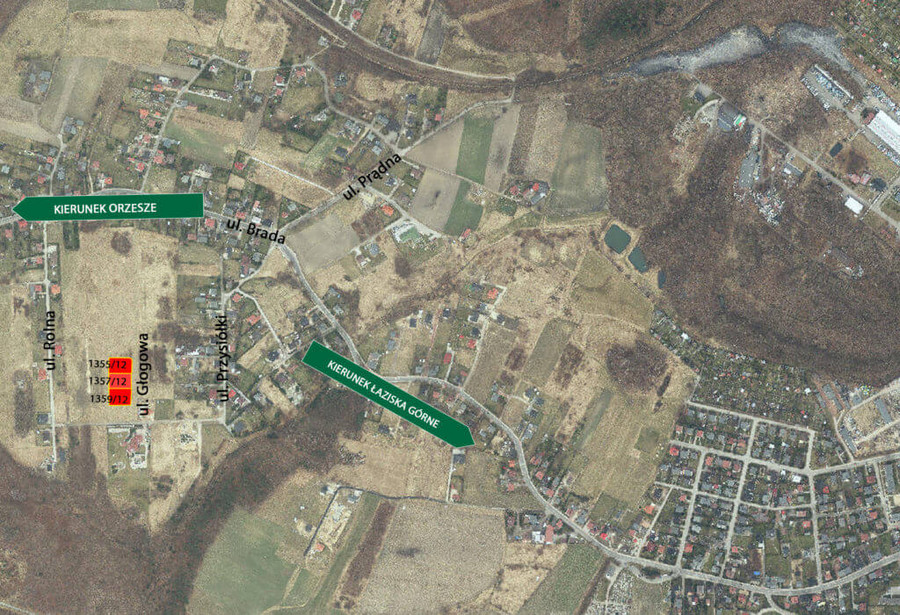 Zdjęcie przedstawia działkę, przeznaczoną na sprzedaż, znajdującą się przy ulicy Głogowa