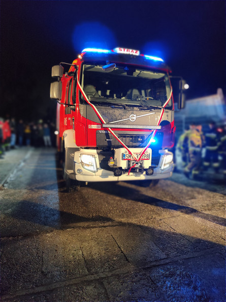 Zdjęcie wozu strażackiego z dnia przyjazdu do Ochotniczej Straży Pożarnej w Łaziskach