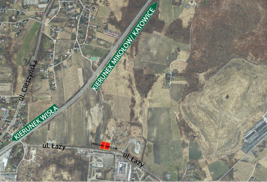 Zdjęcie przedstawia działkę, przeznaczoną na sprzedaż, znajdującą się przy ulicy Łazy