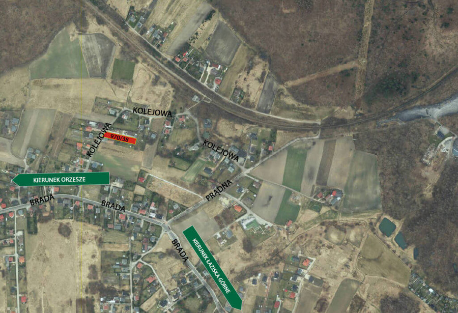 Zdjęcie przedstawia działkę, przeznaczoną na sprzedaż, znajdującą się przy ulicy Kolejowej