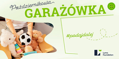 Nazwa wydarzenia. Logo organizatora. Zdjęcie dłoni dziecka w pudle z zabawkami.
