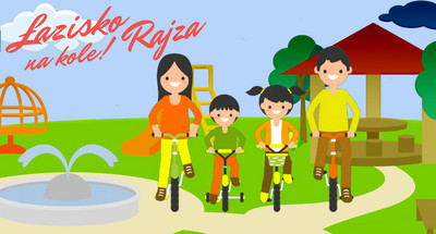 Grafika: Cztery osoby na rowerach.W tle Altana, fontanna, plac zabaw, drzewa.