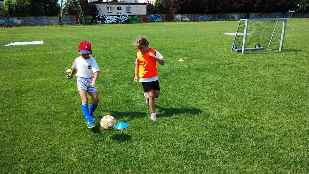 Zdjęcie dzieci grających w piłkę
