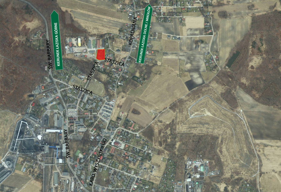 Zdjęcie przedstawia działkę, przeznaczoną na sprzedaż, znajdującą się przy ulicy Staszica