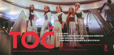 Plakat spektaklu pod tytułem Toć. Napis TOĆ a w tle kobiety w strojach śląskich. Szczegóły wydarzenia w artykule.