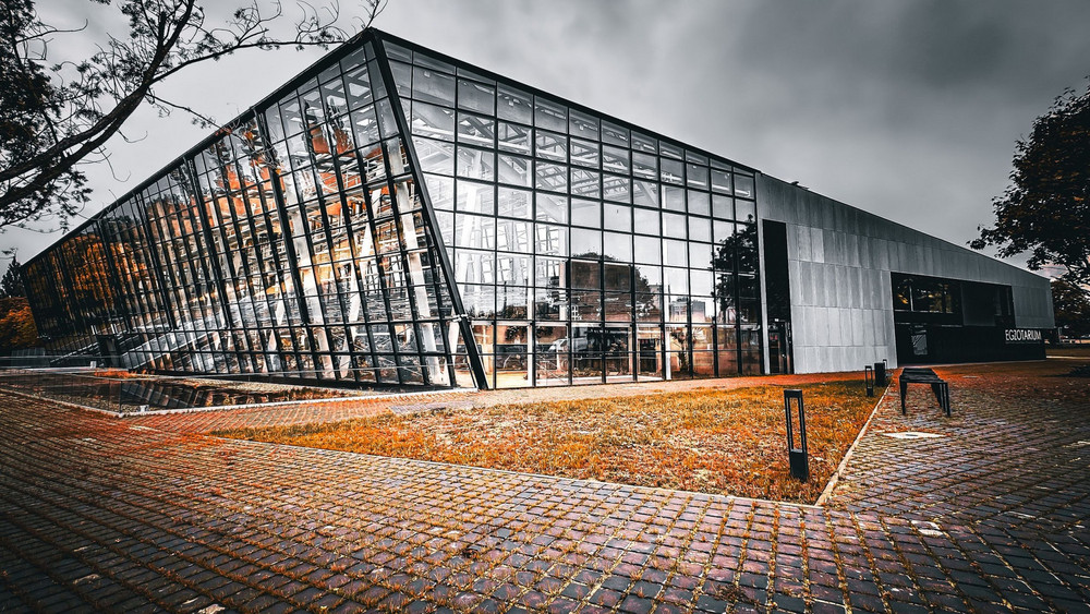 Zdjęcie elewacji egzotarium w klimacie jesiennym