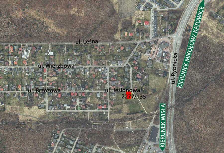 Zdjęcie przedstawia działkę, przeznaczoną na sprzedaż, znajdującą się przy ulicy Jesinowej
