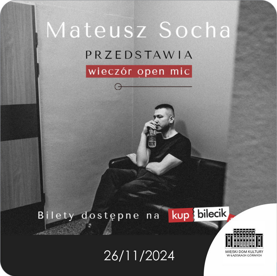 Plakat wydarzenia: Stand-up. Mateusz Socha przedstawia. Wieczór open mic. Mężczyzna siedzący na sofie w pomieszczeniu.