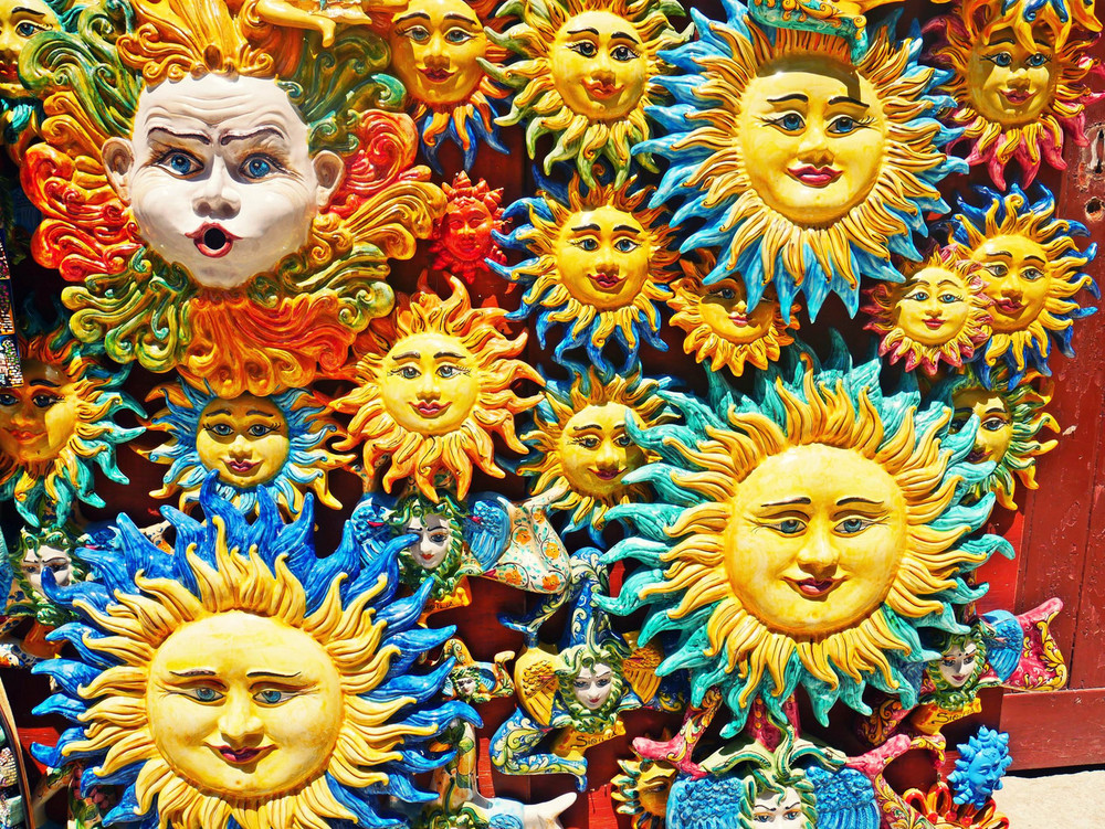 Ceramiczne kolorowe słońca.