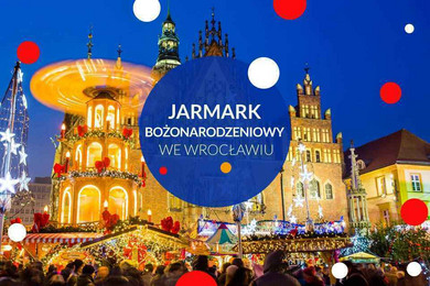 Plakat wydarzenia: Jarmark Bożonarodzeniowy we Wrocławiu. Zdjęcie kramów podczas Jarmarku na tle oświetlonej wieczorem pierzei wrocławskiej starówki