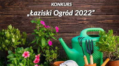 Na tle ciemno drewnianej deski, został umieszony napis: Konkurs "Łaziski Ogród 2022", pod nim znajdują się 4 kwiatki doniczkowe oraz narzędzia potrzebne do pracy w ogrodzie.