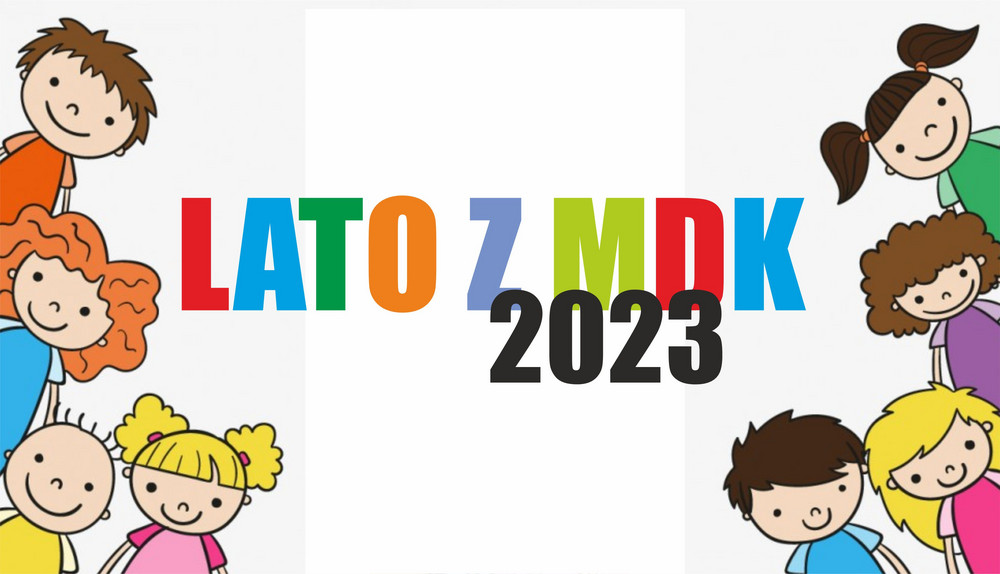 Baner z napisem Lato z MDK 2023 i uśmiechnięte dzieci