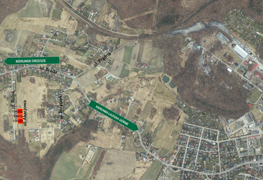 Zdjęcie przedstawia działkę, przeznaczoną na sprzedaż, znajdującą się przy ulicy Akacjowej