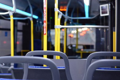 Zdjęcie wnętrza pustego autobusu.