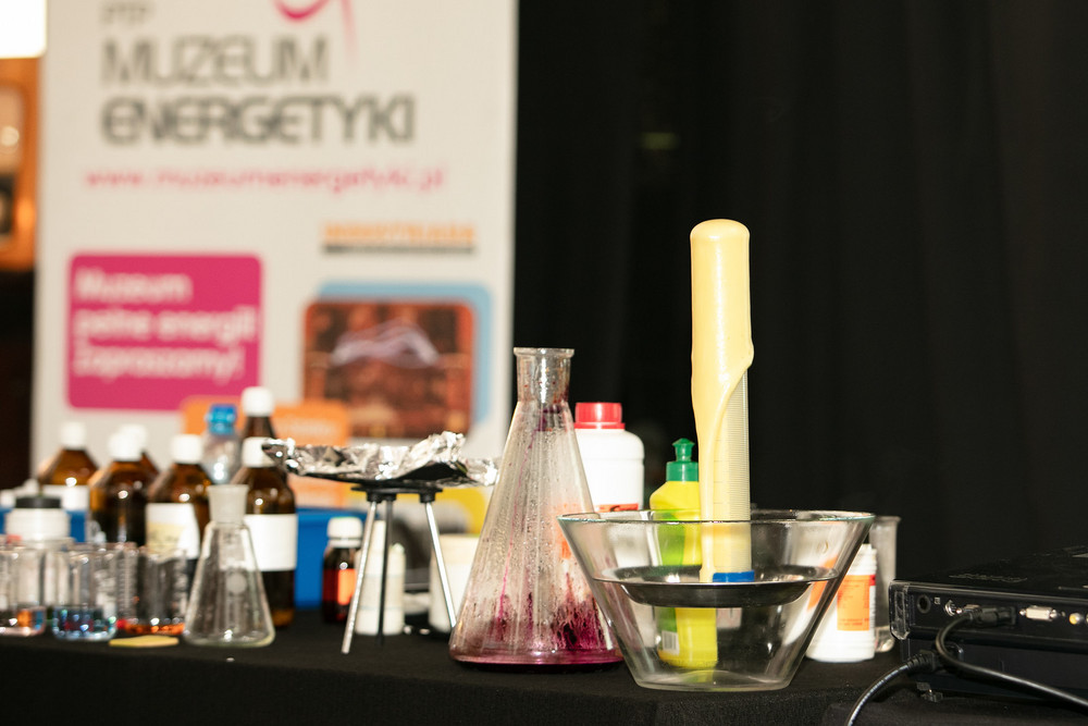 Zdjęcie szkieł i naczyń laboratoryjnych.