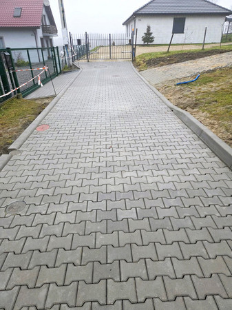 Zdjęcie zrealizowanej drogi z nawierzchnią z kostki brukowej
