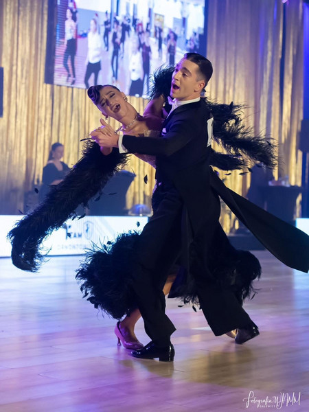 Zdjęcie tańczącej pary w czarnych strojach