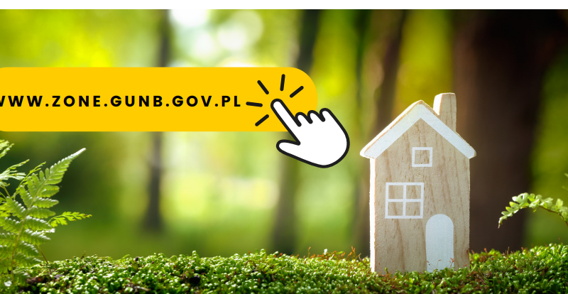 Mały drewniany domek na tle lasu oraz obok niego adres strony zone.gunb na żółtym tle.