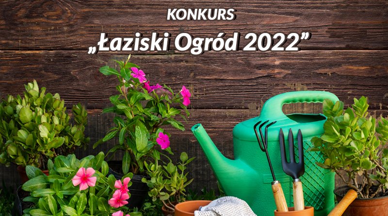 Na tle ciemno drewnianej deski, został umieszony napis: Konkurs "Łaziski Ogród 2022", pod nim znajdują się 4 kwiatki doniczkowe oraz narzędzia potrzebne do pracy w ogrodzie.
