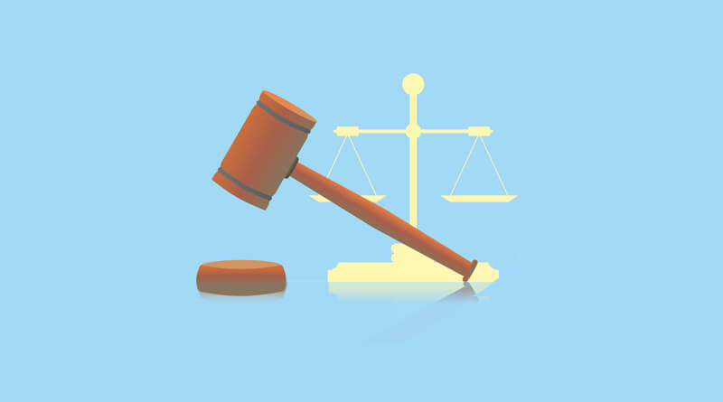 Grafika na jasno niebieskim tle, w centralnym punkcie znajduję się młotek sędziowski oraz waga