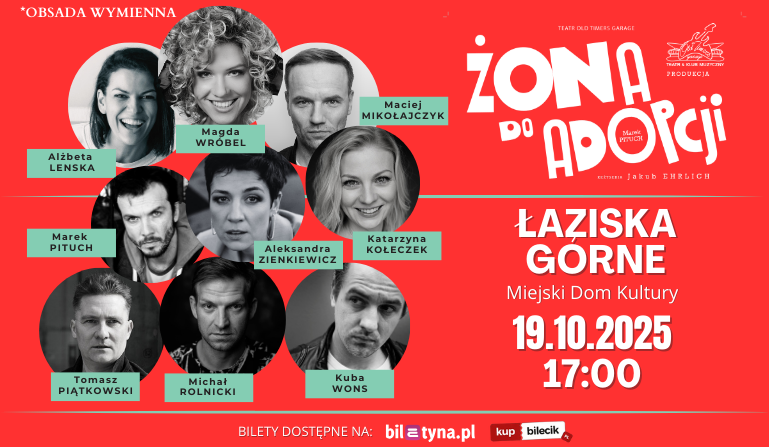Plakat spektaklu zdjęcia aktorów, zielone tabliczni z imionami i nazwiskami, czerwone tło, napis: Żona do adopcji; Łaziska Górne Miejki Dom Kultury, 19.10.2025 godz. 17:00