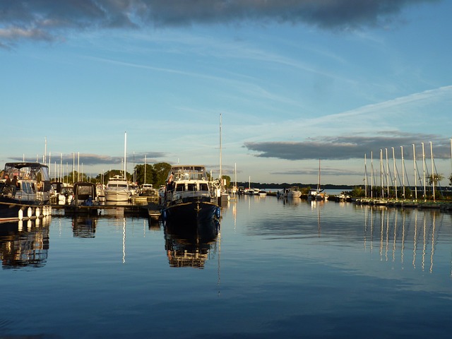 Zdjęcie jeziora i łódek