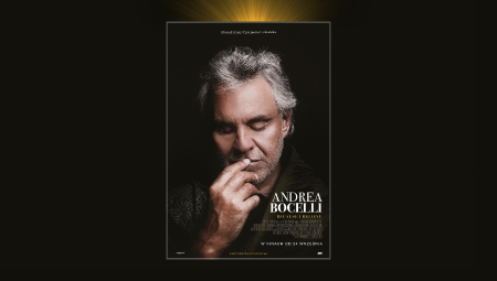 Biały napis: Andrea Bocelli. Zdjęcie muzyka na czarnym tle.