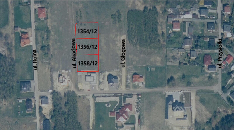 Zdjęcie przedstawia działkę przeznaczoną na sprzedaż znajdującą się przy ulicy Akacjowej
