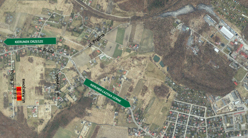 Zdjęcie przedstawia działkę, przeznaczoną na sprzedaż, znajdującą się przy ulicy Akacjowej