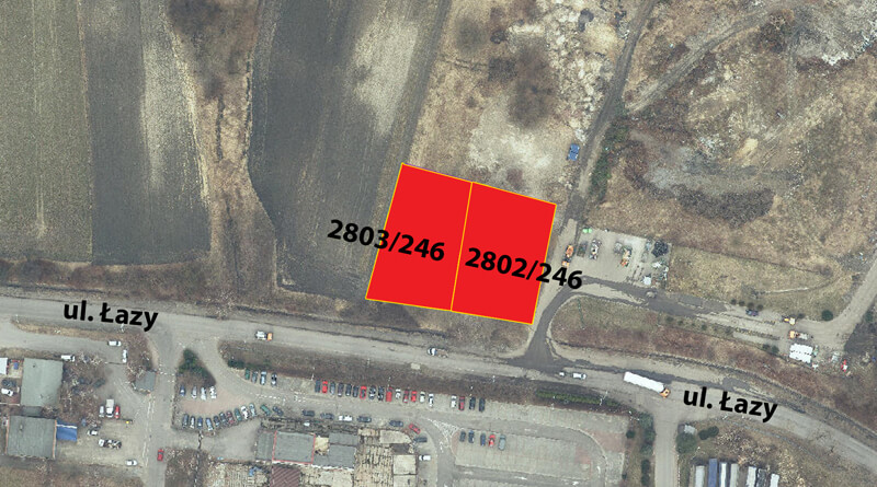 Zdjęcie przedstawia działkę, przeznaczoną na sprzedaż, znajdującą się przy ulicy Łazy