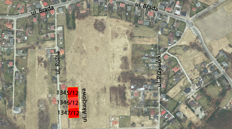 Zdjęcie przedstawia działkę, przeznaczoną na sprzedaż, znajdującą się przy ulicy Akacjowej