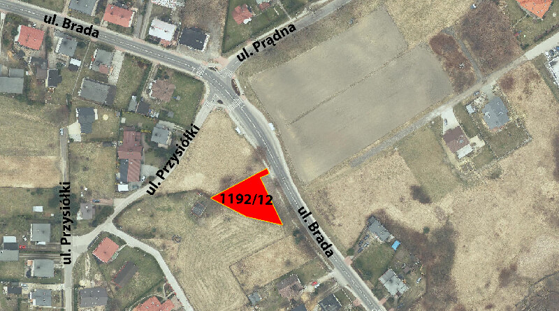 Zdjęcie przedstawia działkę, przeznaczoną na sprzedaż, znajdującą się przy ulicy