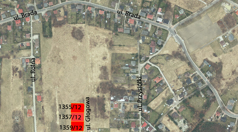 Zdjęcie przedstawia działkę, przeznaczoną na sprzedaż, znajdującą się przy ulicy Głogowa