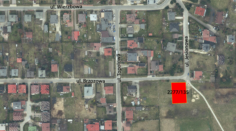 Zdjęcie przedstawia działkę, przeznaczoną na sprzedaż, znajdującą się przy ulicy Jesionowej