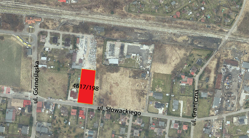 Zdjęcie przedstawia działkę, przeznaczoną na sprzedaż, znajdującą się przy ulicy Słowackiego