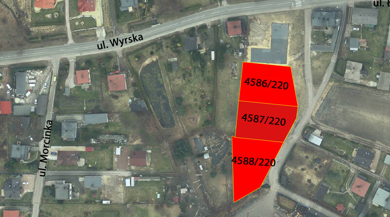 Zdjęcie przedstawia działkę, przeznaczoną na sprzedaż, znajdującą się przy ulicy Wyrska