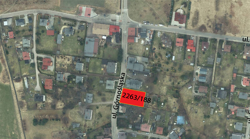 Zdjęcie przedstawia działkę, przeznaczoną na sprzedaż, znajdującą się przy ulicy Górnośląskiej