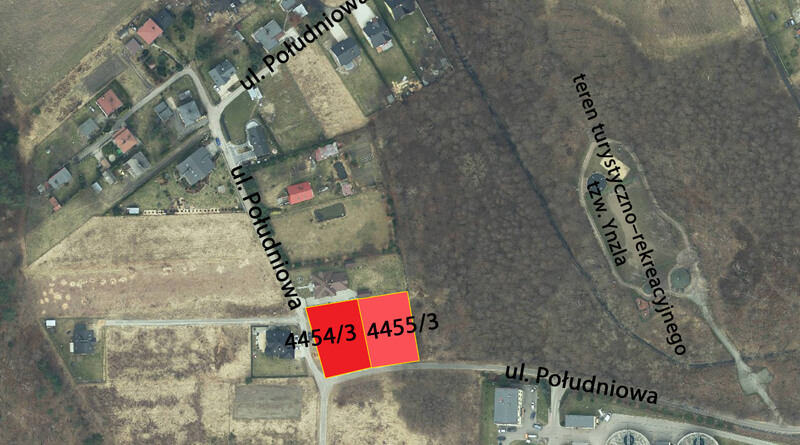 Zdjęcie przedstawia działkę, przeznaczoną na sprzedaż, znajdującą się przy ulicy Południowej
