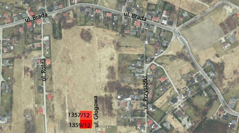 Zdjęcie przedstawia działkę przeznaczoną na sprzedaż znajdującą się przy ulicy Głogowa