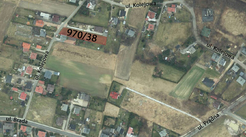 Zdjęcie przedstawia działkę, przeznaczoną na sprzedaż, znajdującą się przy ulicy Kolejowej