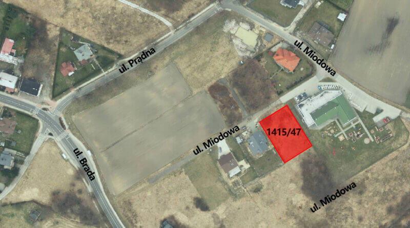 Zdjęcie przedstawia działkę przeznaczoną na sprzedaż znajdującą się przy ulicy Miodowej