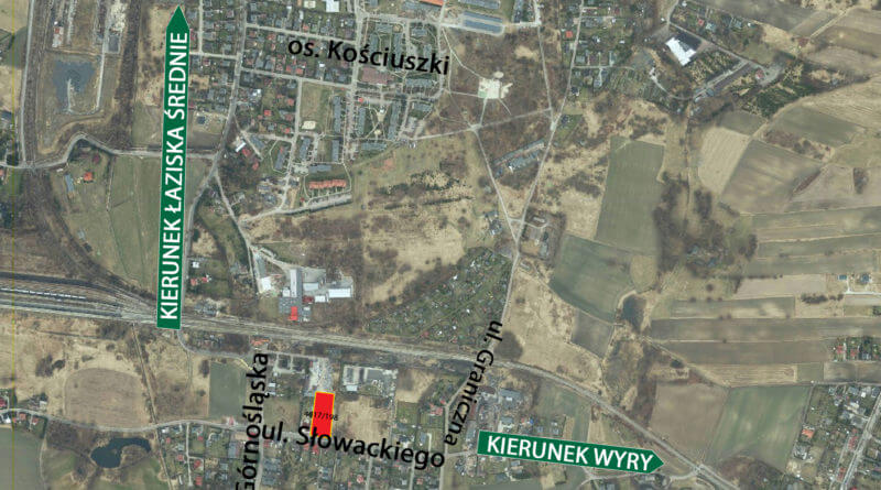 Zdjęcie przedstawia działkę, przeznaczoną na sprzedaż, znajdującą się przy ulicy Słowackiego
