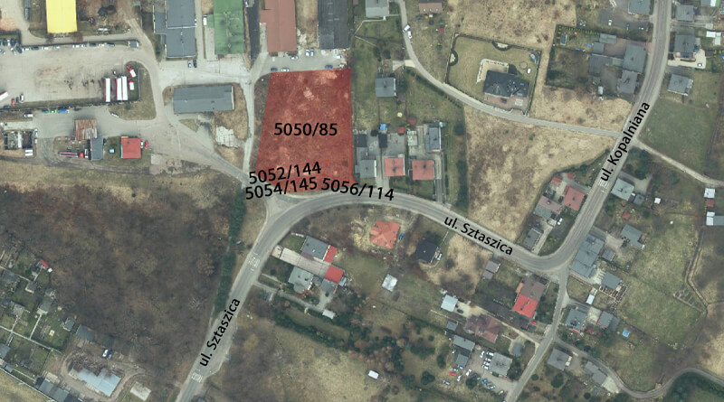 Zdjęcie przedstawia działkę, przeznaczoną na sprzedaż, znajdującą się przy ulicy Staszica