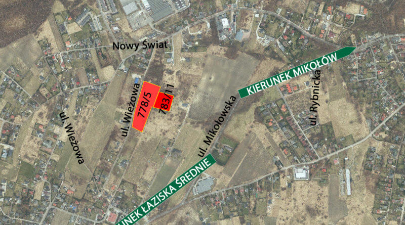 Zdjęcie przedstawia działkę, przeznaczoną na sprzedaż, znajdującą się przy ulicy Wieżowej