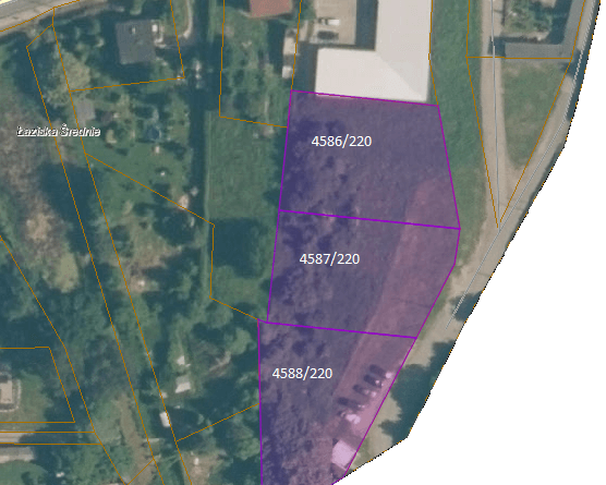 Zdjęcie przedstawia działkę przeznaczoną na sprzedaż znajdującą się przy ulicy Wyrskiej