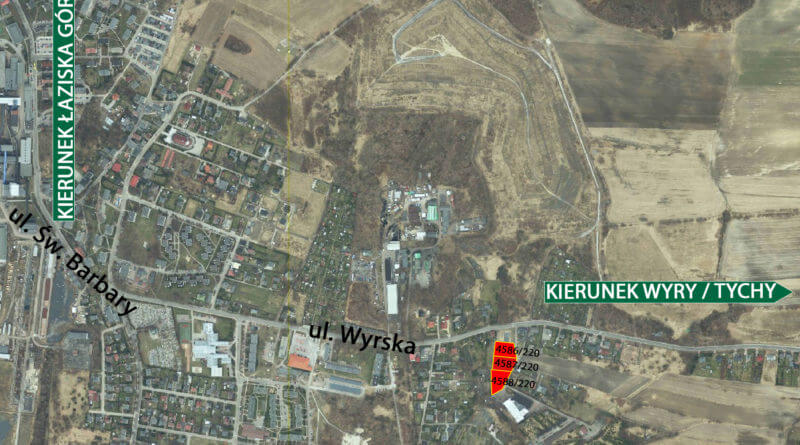 Zdjęcie przedstawia działkę przeznaczoną na sprzedaż znajdującą się przy ulicy Wyrska