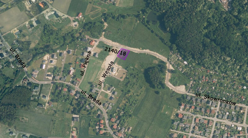 Zdjęcie przedstawia działkę przeznaczoną na sprzedaż znajdującą się przy ulicy Wesołej